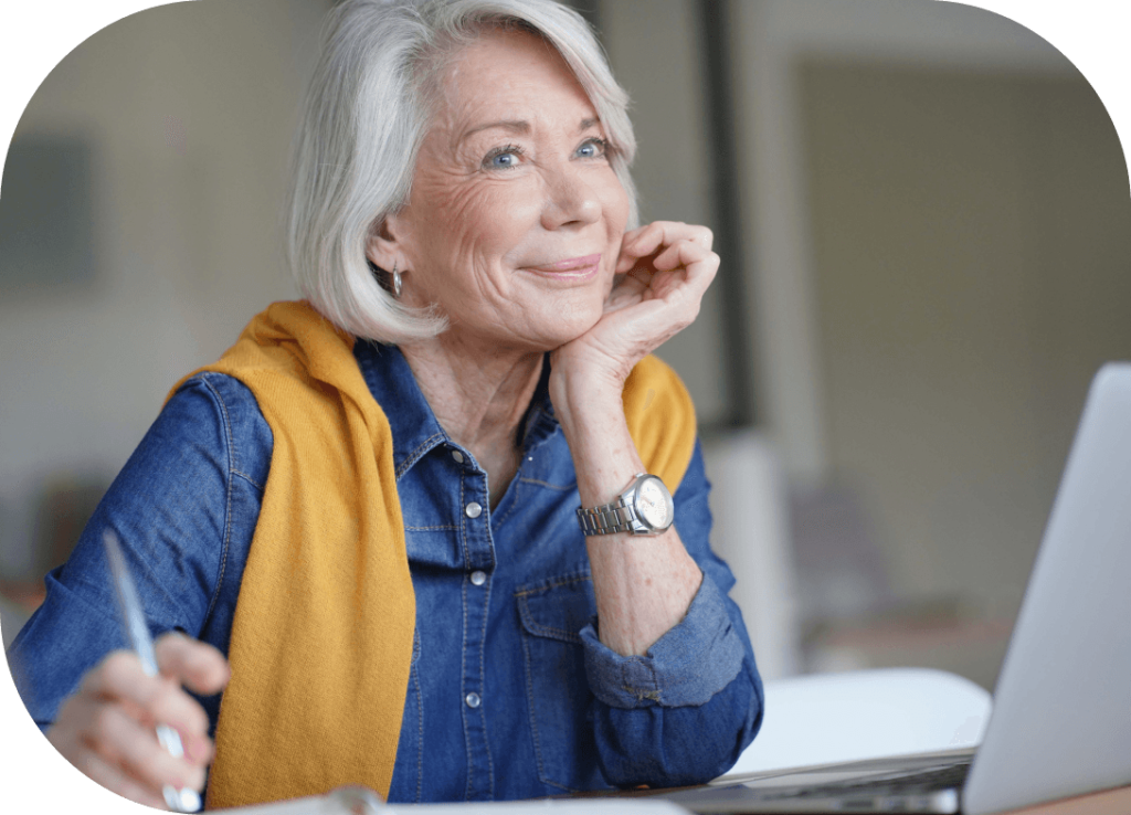 Une femme âgée sourit inspirant la sérénité